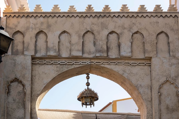 Bogeneingang im arabischen Stil im Dorf Mertola