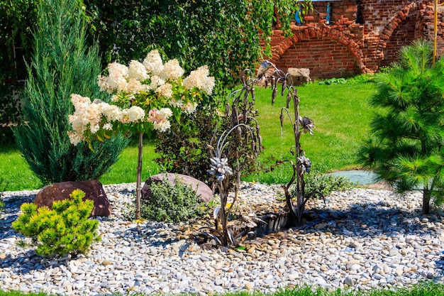 Bogenförmiger Brunnen aus geschmiedetem Eisen in einem Garten