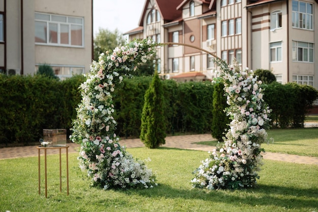 Bogenstühle im Bereich der Hochzeitszeremonie