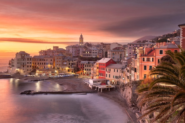 Bogliasco Génova Italia Horizonte en el agua al atardecer