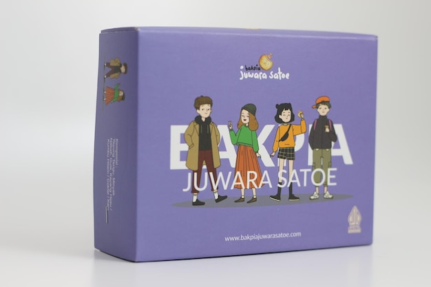 Bogor Indonesia 27 de marzo de 2023 un primer plano de una caja de Bakpia aislada sobre un fondo blanco