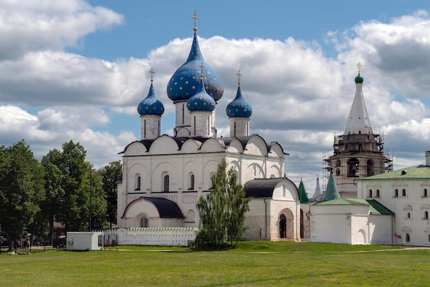 Bogoroditse Rozhdestvensky-Kathedrale im Kreml von Suzdal an einem Sommertag in der Region Wladimir, Russland
