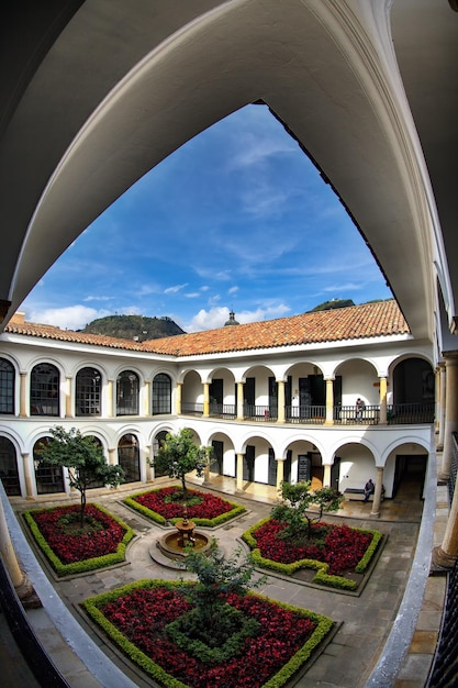 BOGOTA, KOLUMBIEN - 23. APRIL: Der Innenhof des Museums Botero in Bogota, Kolumbien am 23. April 2016.