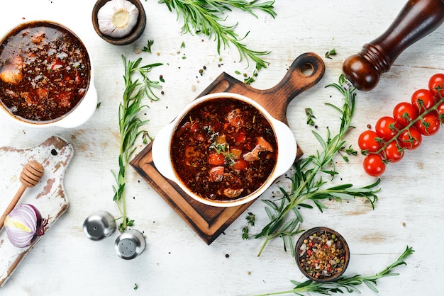 Bograch Sopa de verduras con carne y pimientos picantes Comida tradicional húngara Vista superior Espacio libre para el texto