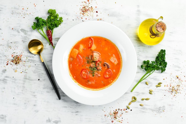 Bogracher Suppe Ungarische Küche Suppe mit Fleischgemüse und Chilischoten In einer weißen Platte Draufsicht