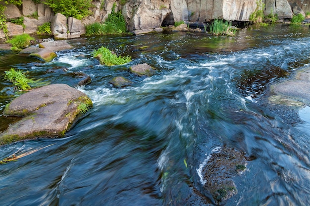 Boguslawski-Granitschlucht, Ukraine. Rasanter Fluss des Ros in der Nähe von Granitfelsen. Sehenswürdigkeiten und Natur der Ukraine.