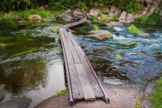 Boguslawski-Granitschlucht Ukraine Schneller Fluss des Ros-Flusses in der Nähe von Granitfelsen