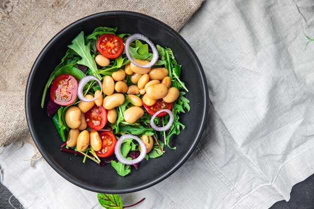 Bohne Tomatensoße Bohnen gesundes Essen frische Portion gesunde Mahlzeit Diät Snack auf dem Tisch kopieren