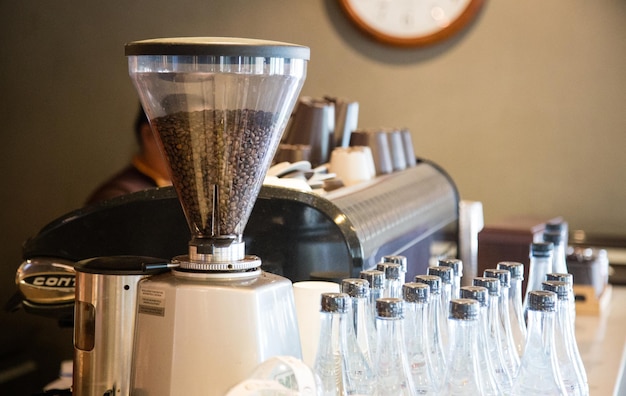 Foto bohnen in der mühle im café