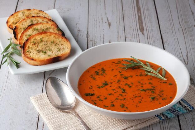 Bohnenpüreesuppe mit garnelen, tomaten und rosmarin. eine gesunde ernährung zu hause. vegetarische, vegane suppe.