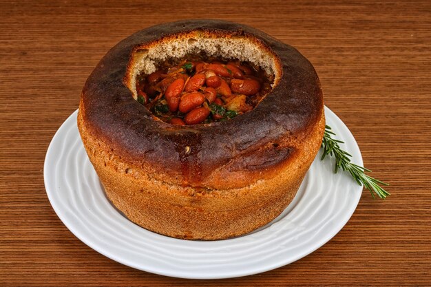 Bohnensuppe im Brot