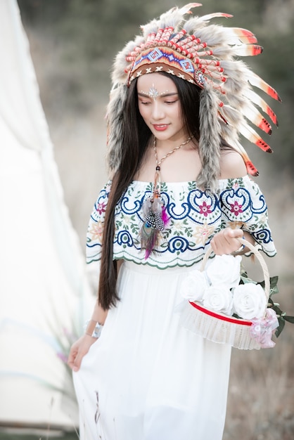 Boho estilo bohemio vistiendo maxi vestido indio y joyas en campo de otoño
