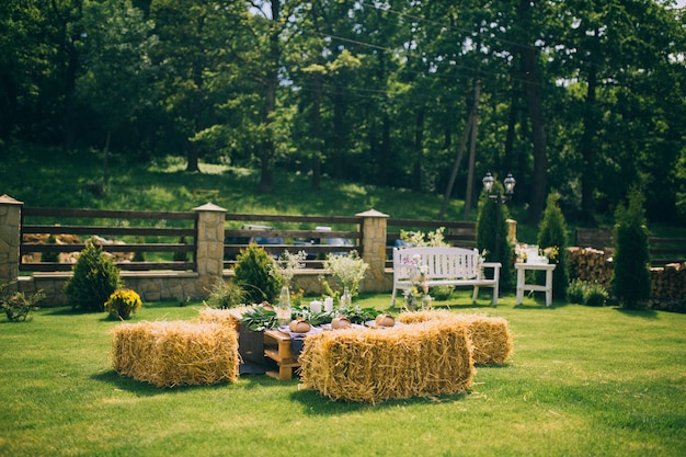 Boho estilo hermosa mesa con velas en la celebración