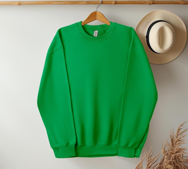 Foto boho pendurando sweatshirt verde irlandês com ambas as mangas mockup pacote