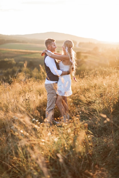 Boho-Stil Paar im Feld