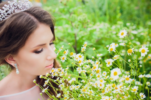 Boho Styled Bride auf Natur Hintergrund Gänseblümchen Bouquet.