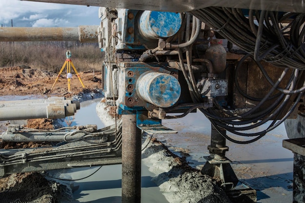 Bohrinsel Nahaufnahme auf einer Baustelle. Tieflochbohren. Gewinnung von Mineralien Öl und Gas. Arbeitsprozess.