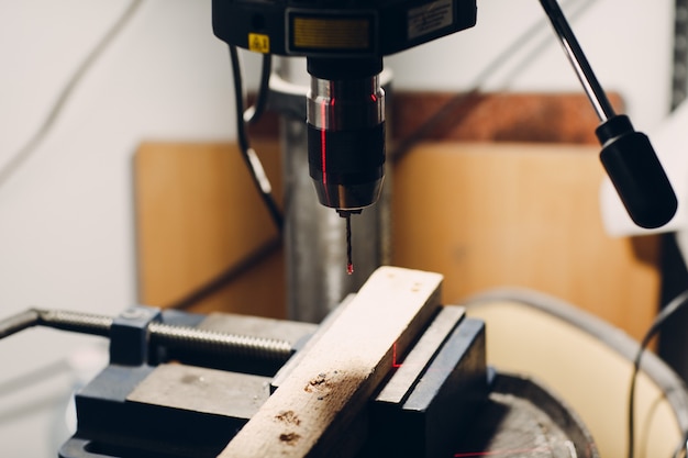 Bohrmaschine mit Laservisier in der Werkstatt.