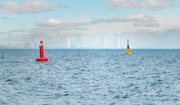 Bóia de navegação vermelha flutuante no mar azul Bóia de sinalização marítima Bóia de navegação que marca um canal de navegação