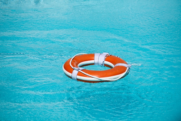 Boia salva-vidas na piscina conceito de férias de verão boia salva-vidas na água conceito de ajuda