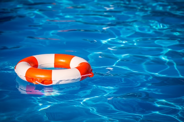 Boia salva-vidas na piscina Conceito de férias de verão