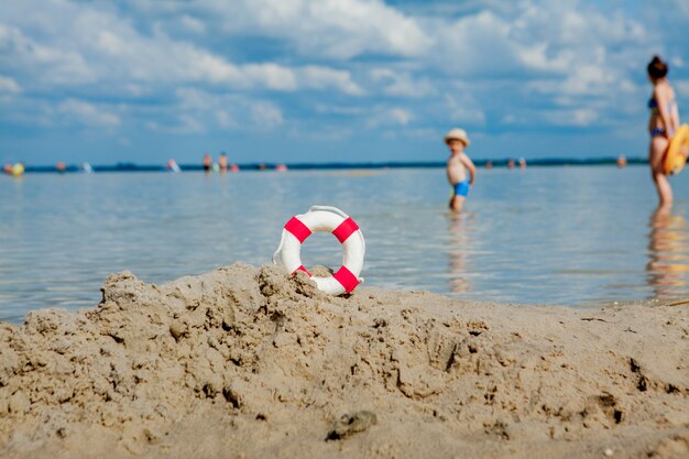 Bóias de vida na areia em uma praia