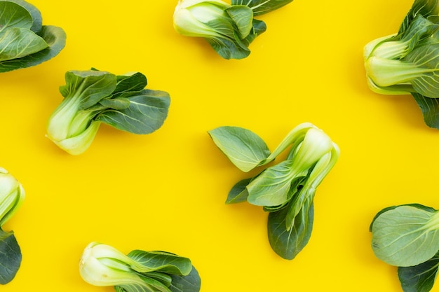 Bok Choy auf gelbem Hintergrund