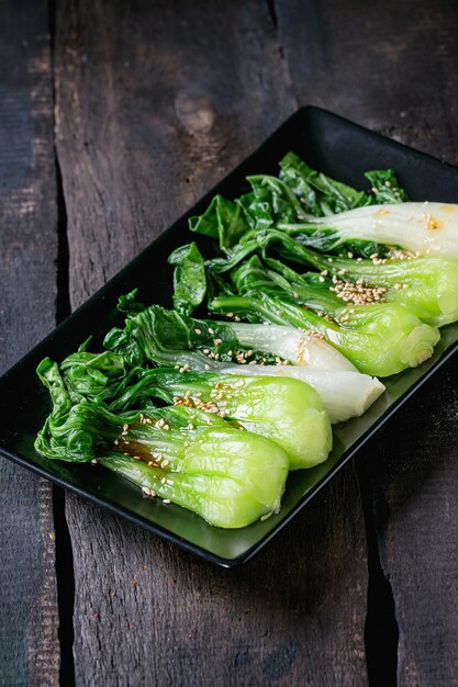 Bok choy cozido com sementes de gergelim