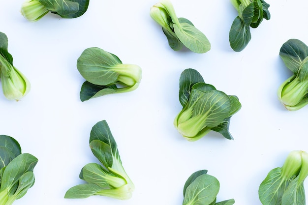 Bok choy em fundo branco