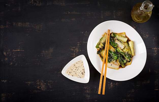 Bok Choy Gemüse unter Rühren mit Sojasauce und Sesam braten