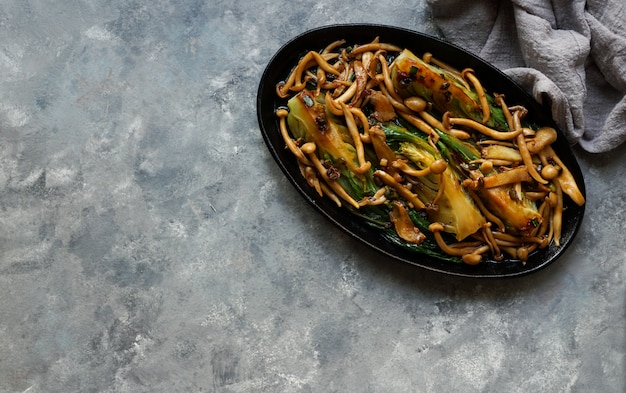 Bok choy o pak choi repolho com cogumelos shimeji e molho de ostra