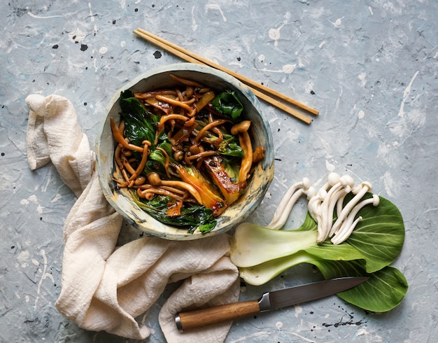 Bok choy o pak choi repollo con champiñones shimeji y salsa de ostras, ajo