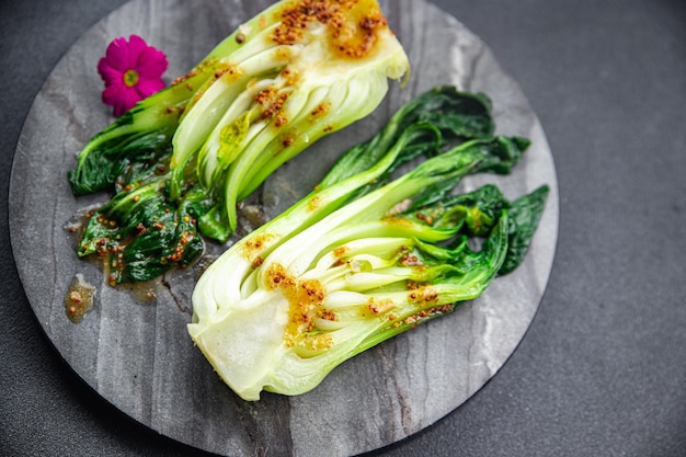 Bok choy ou pak choy repolho chinês prato de vegetais refeição saudável lanche na mesa