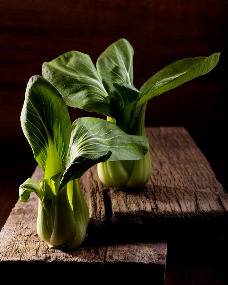 Foto bok choy ou repolho chinês com gota de água em tábua de madeira e piso de madeira bok choy é o melhor vegetal verde folhoso