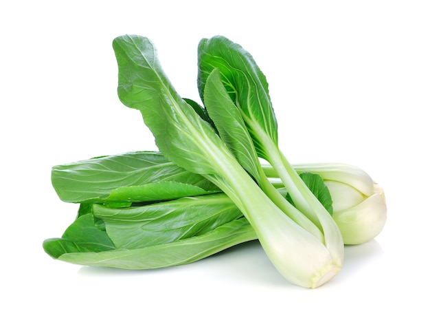 Bok choy (repolho chinês) isolado no branco