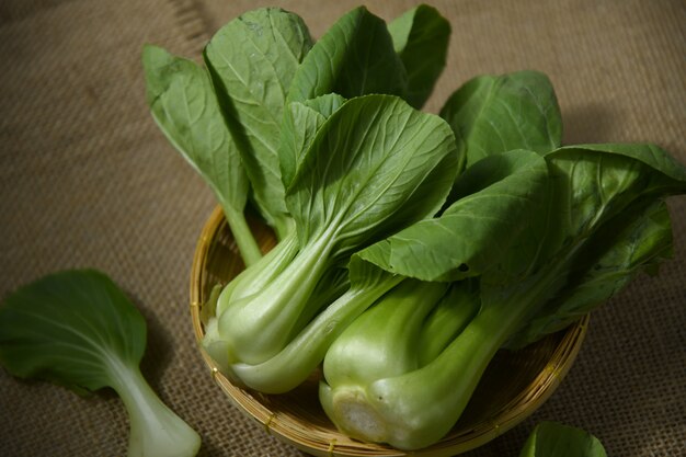 Bok Choy Vegetal en una canasta