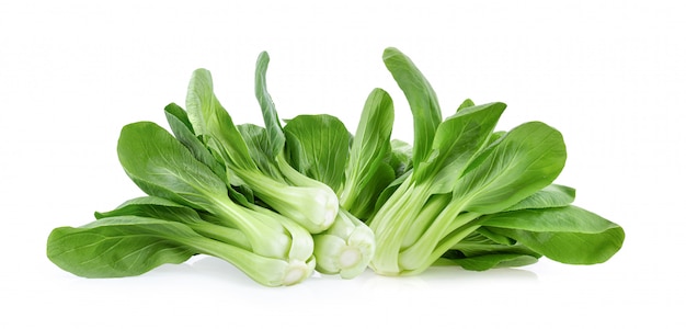 Bok choy vegetal isolado no branco