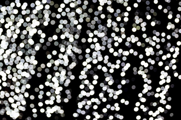 Bokeh abstracto de luces de la ciudad blanca sobre fondo negro. desenfocado y borroso mucha luz redonda