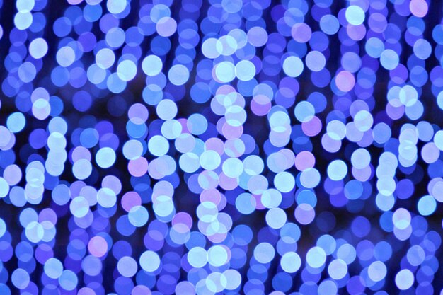 Bokeh abstracto de la Navidad en fondo azul de las luces.