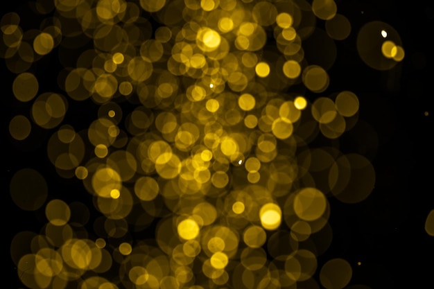 Bokeh abstracto de oro y amarillo sobre fondo negro