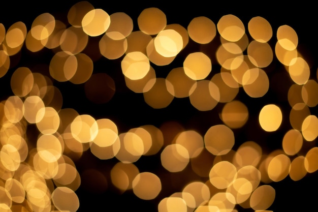 Bokeh abstrato dourado desfocado ilumina o fundo do natal