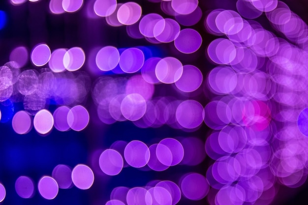 Bokeh abstrato roxo com fundo preto desfocado