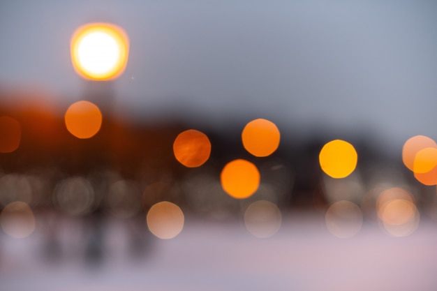 Bokeh amarelo turva luzes da rua