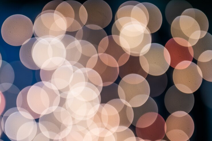 Foto bokeh de árbol de navidad amarillo y naranja sobre fondo negro de luces brillantes defocused