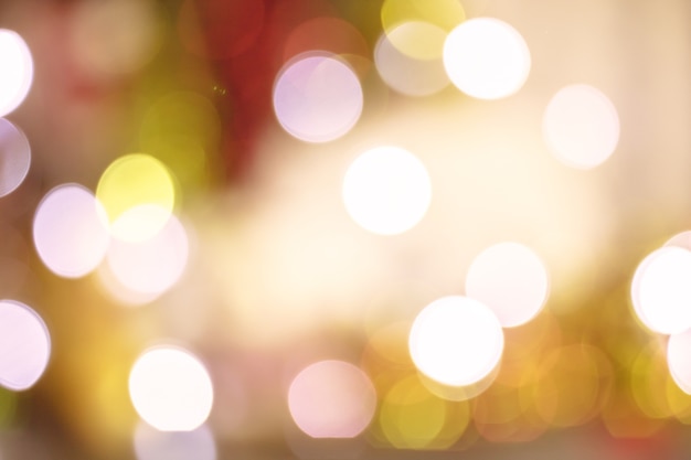 Foto bokeh del árbol de navidad con luces para el fondo abstracto