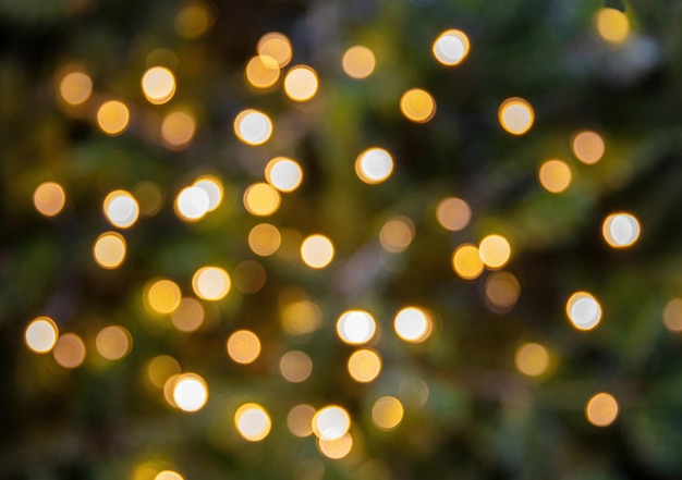Bokeh beleuchtet Hintergrundunschärfe Weihnachtsbaum und Dekoration hautnah