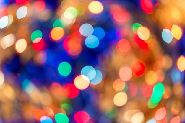 Bokeh borrosa luces de navidad en tono cálido