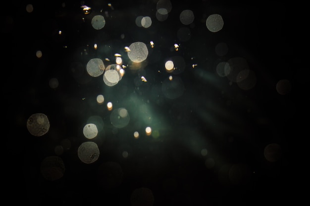 Bokeh borroso abstracto sobre un fondo negro