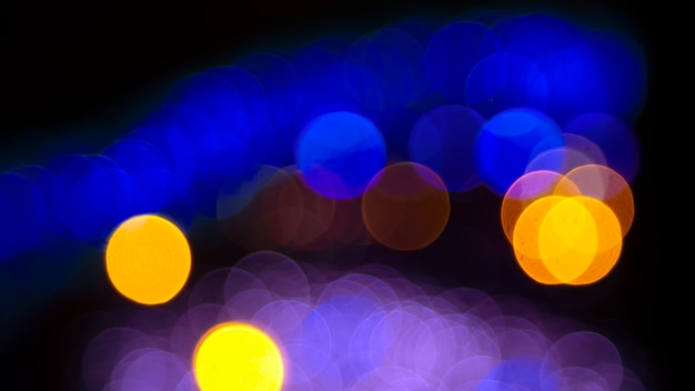 Bokeh borroso coloreado. Fondo abstracto de guirnaldas festivas incluidas. bombillas de luz borrosa de colores