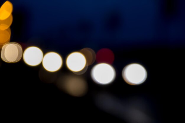 Bokeh borrou as luzes do carro à noite